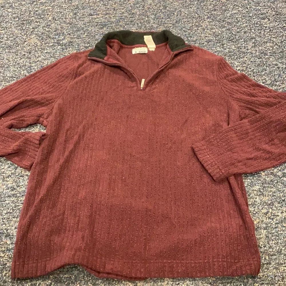 Concepts by Claiborne Burgundy zip up sweater sz.M